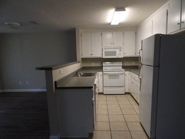 Building Photo - Creekside Townhomes, Creeke Lane, Enterpri...