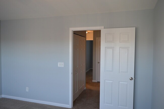 Building Photo - 913 Prestwyck Ct