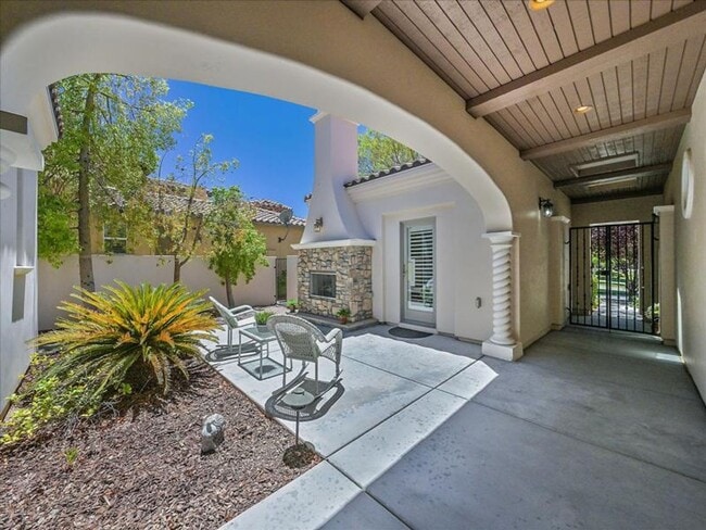 Building Photo - Luxury living in guard gated Resort Villas...
