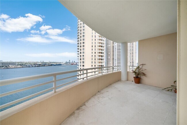 Building Photo - 888 Brickell Key Dr