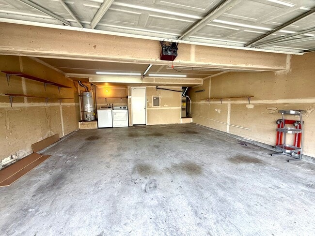 Building Photo - Beautiful Home With Large Yard & 2 Car Garage