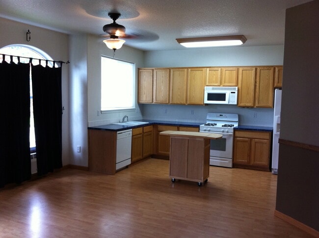 Building Photo - 660 NW Ledum Ln
