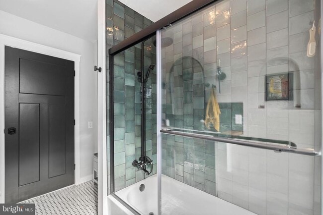 Building Photo - 526 E Thompson St