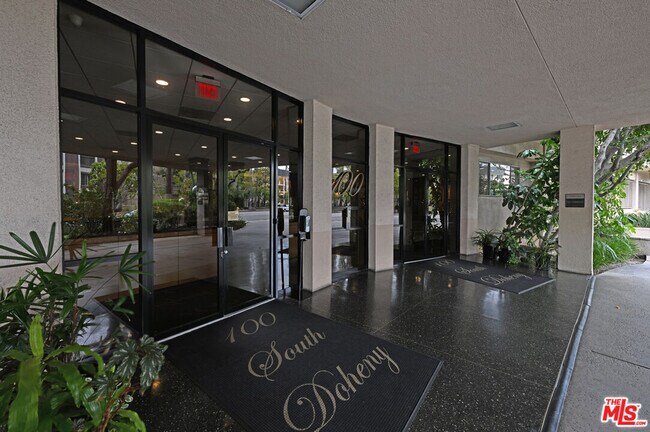 Building Photo - 100 S Doheny Dr