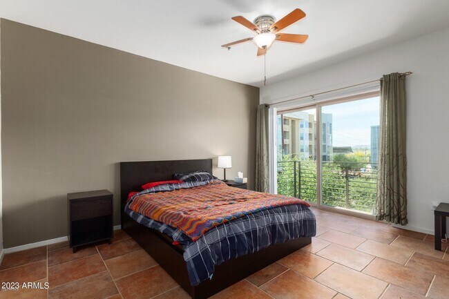 Building Photo - 525 W Lakeside Dr