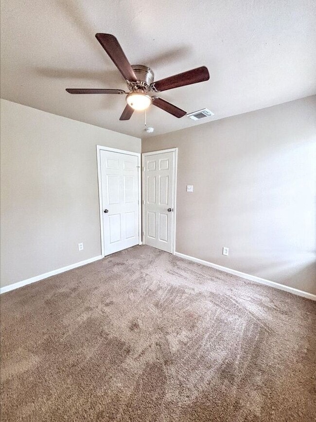Building Photo - Comfortable 4-Bedroom Condo in Houston's O...