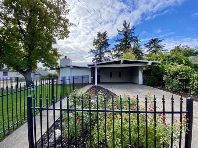 Building Photo - 930 Reddy Ave