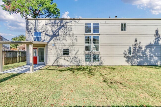 Building Photo - 13911 Piping Rock Ln