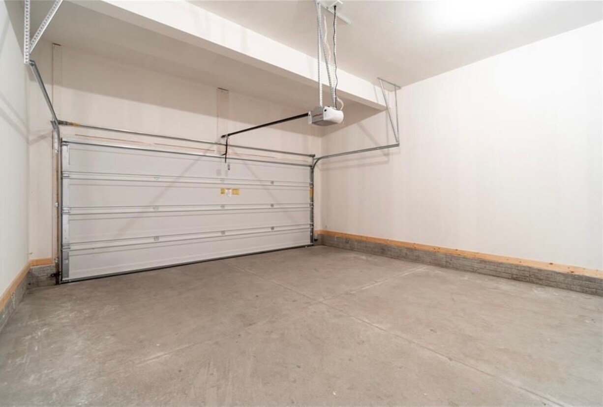 Large garage - 9614 Turnpoint Dr