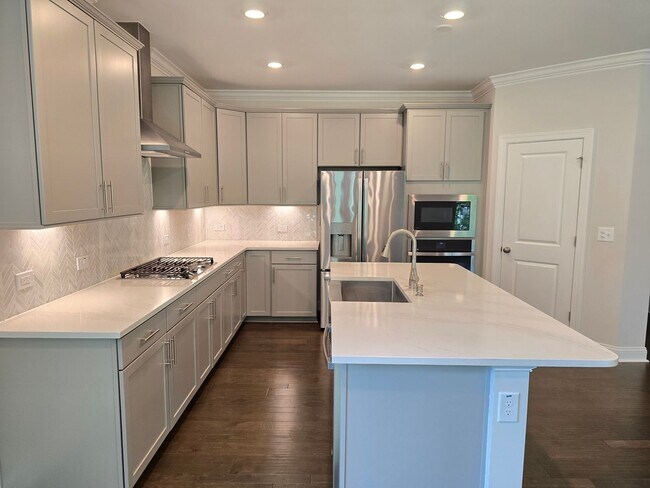 Building Photo - 4 spacious bedrooms and 3 full bathrooms along with guest suite. 1st floor primary and secondary ...