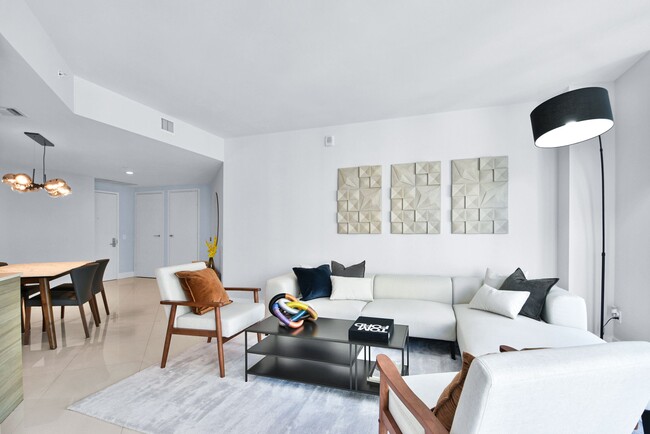 Building Photo - 1300 Brickell Bay Dr