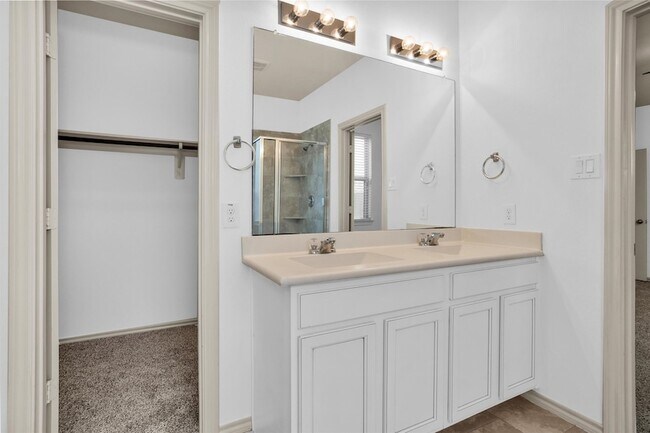 Building Photo - 2730 Donellan Dr