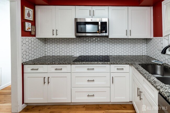 Building Photo - 456 Roxbury Ln