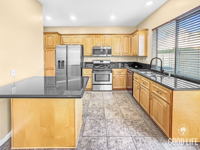 Building Photo - Immaculate 4Bd/2.5Ba Home with New Fridge, AC, Fenced Back Patio in Aliso Viejo!