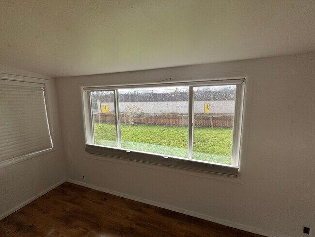 Building Photo - 48015 W 2nd St