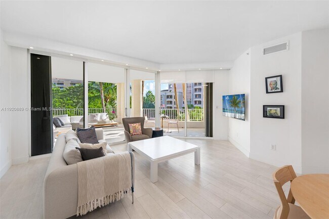 Primary Photo - 715 Crandon Blvd