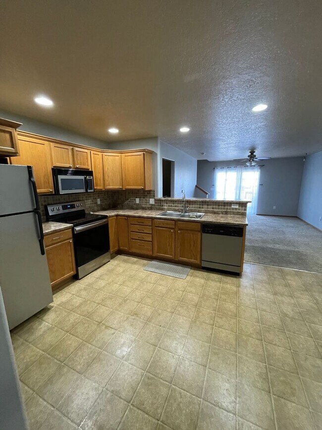 Building Photo - 1325 Creekside Ct