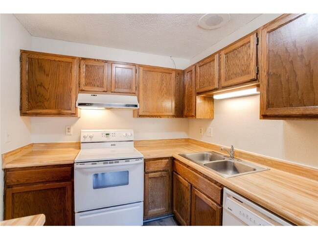 Building Photo - 2458 Crestwood Dr