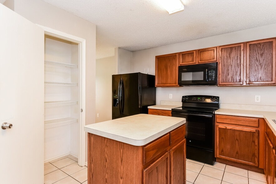 Building Photo - 1112 Alexandria Dr
