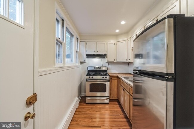 Building Photo - 455 Ripka St