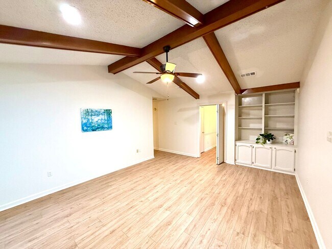 Building Photo - Spacious & Updated 3BR in Brookhollow – Fully Equipped