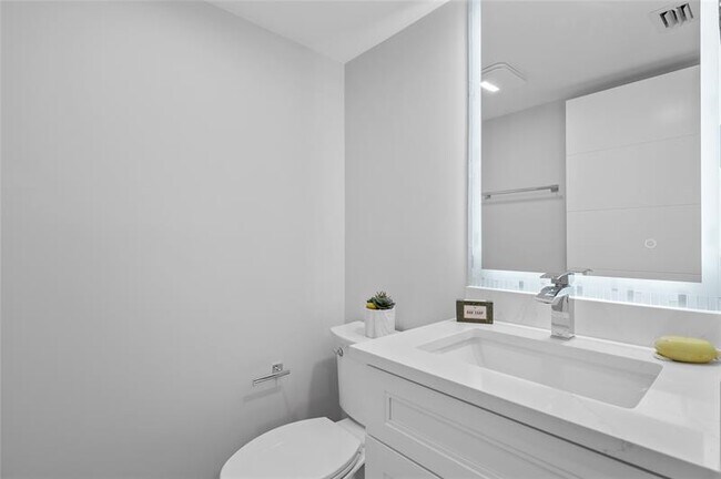 Building Photo - 777 Bayshore Dr