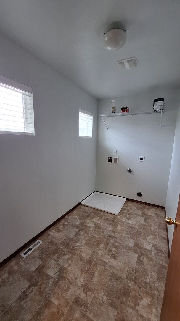 Building Photo - Just in Time for School!!! Beautifully Lan...
