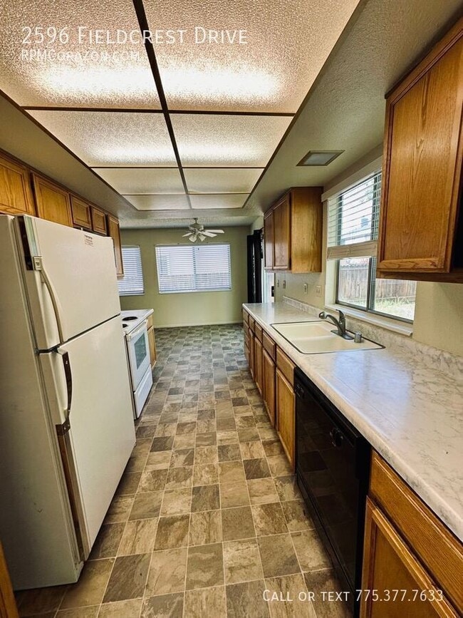 Building Photo - 2596 Fieldcrest Dr