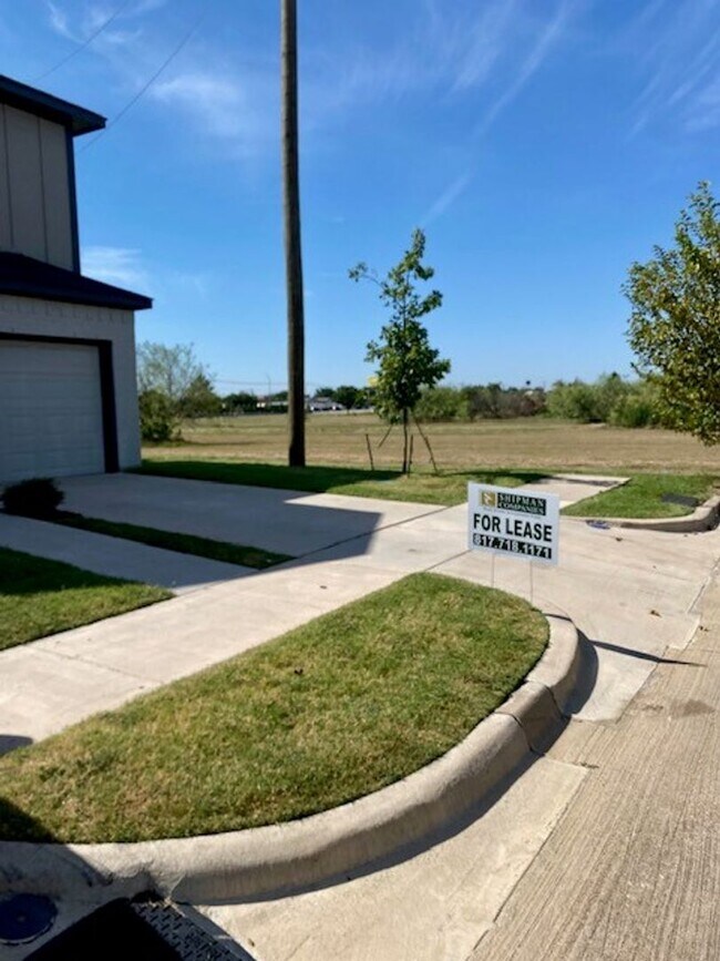 Building Photo - Large Townhome on corner lot