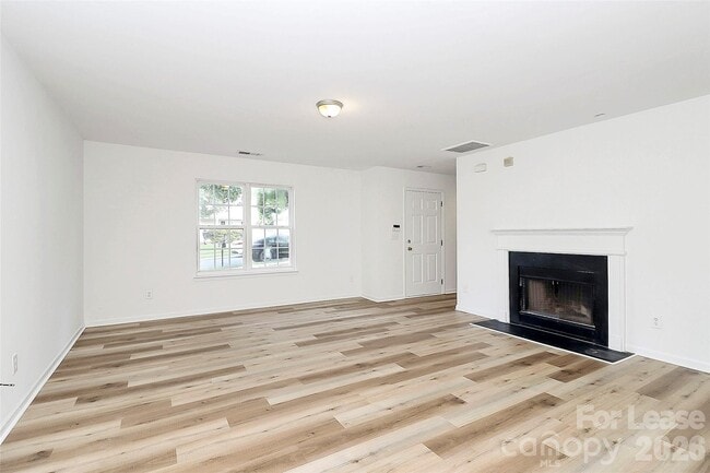 Building Photo - 1215 McAllister Dr