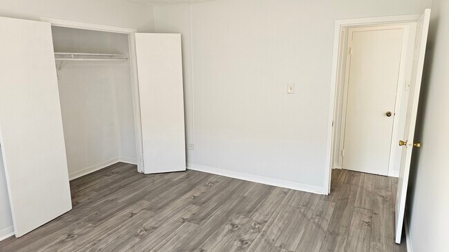 Building Photo - 2025 W Granville Ave