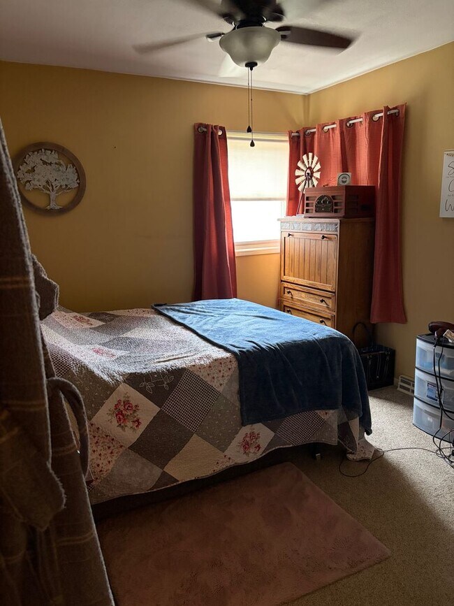 Building Photo - Charming Two-bedroom house