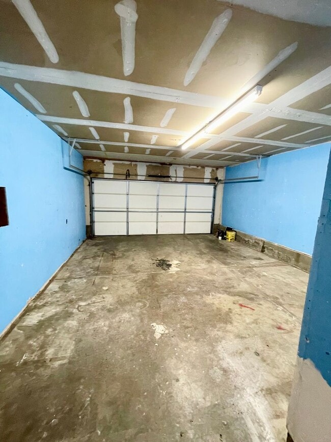 Building Photo - Updated 4 Bedroom Home