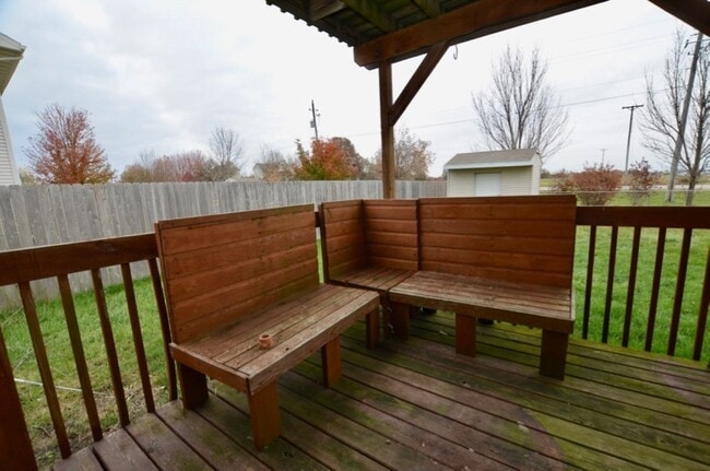 Building Photo - Lovely Altoona Split-Foyer