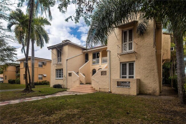 Building Photo - 902 Salzedo St