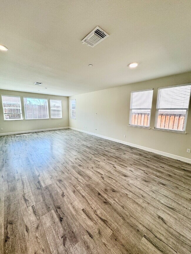 Building Photo - Freshly Painted 4 Bedroom Home with 3-Car Garage in Brentwood
