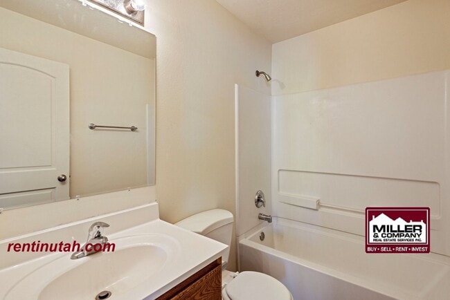 Building Photo - Cute Town House in gated community!!