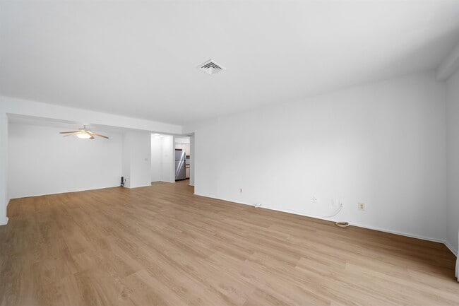 Building Photo - 99 Teaneck Rd