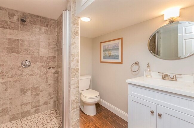 Building Photo - 622 E 2nd St