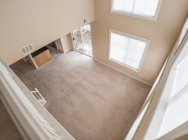 Building Photo - 3 BEDROOM, 3 BATHROOM, 2 CAR GARAGE, COMMUNITY POOL & SPA