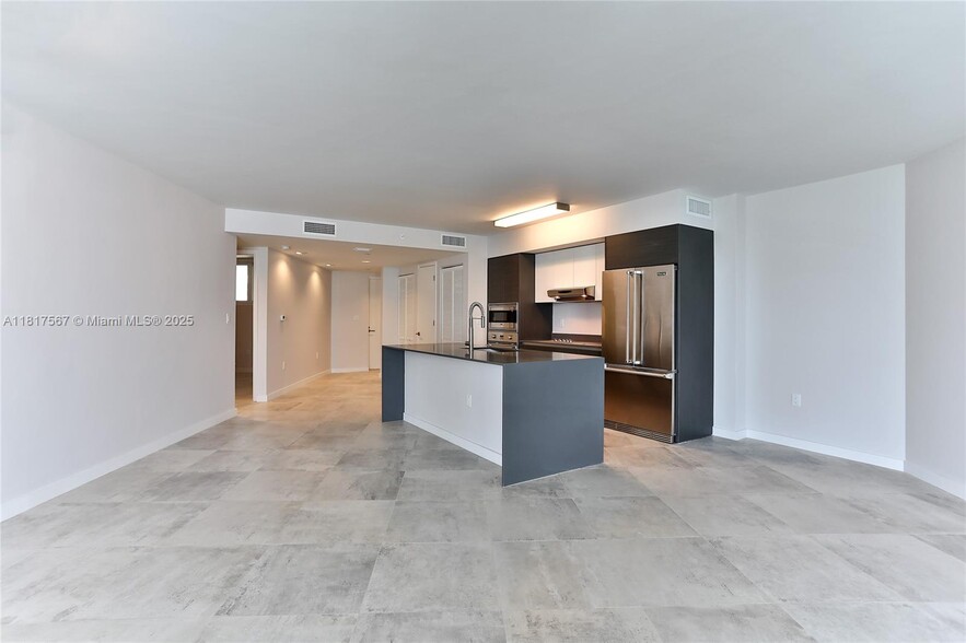 Building Photo - 9821 E Bay Harbor Dr