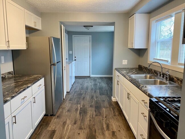 Building Photo - Charming 2-Bedroom Home with Private Driveway & Large Fenced Backyard