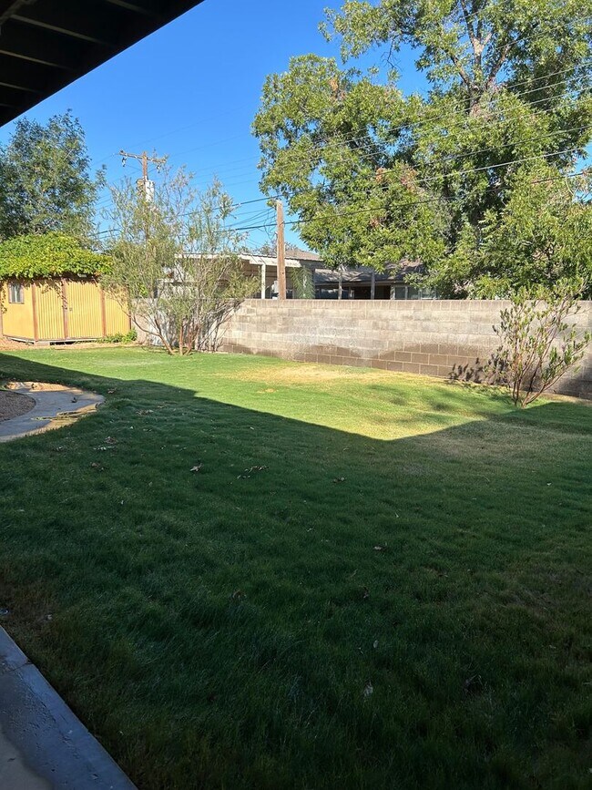 Building Photo - Beautiful Large Family Home!!!