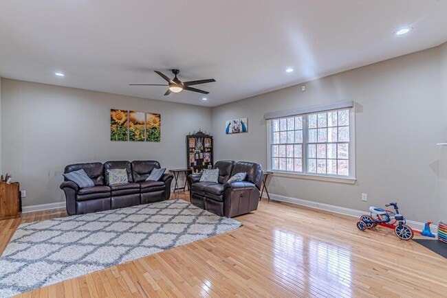 Building Photo - 305 Raymound Blvd