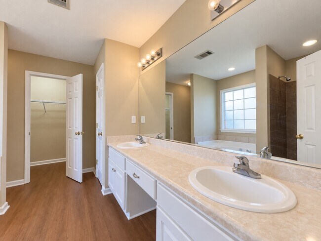 Building Photo - 6107 Blackstone Dr