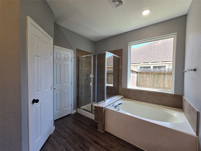 Building Photo - 5210 Benton Dr