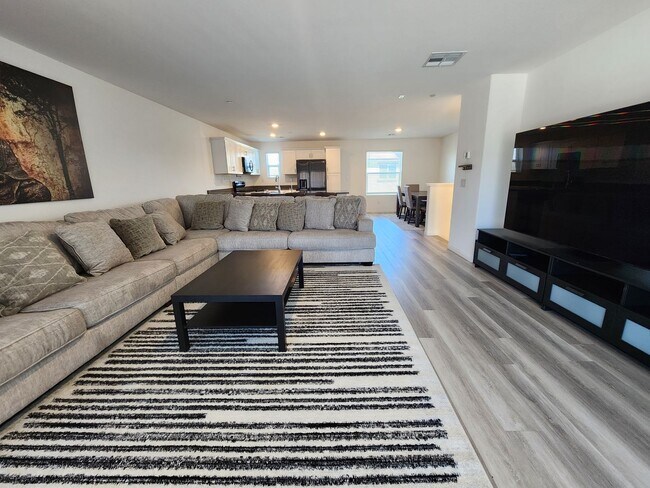 Building Photo - Charming 3BR/2.5BA Home in Las Vegas – Uti...