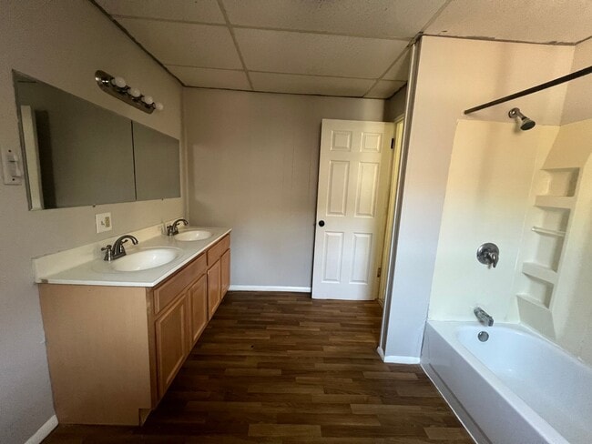 Building Photo - Large 4 bedroom 2 bath home with fenced in...