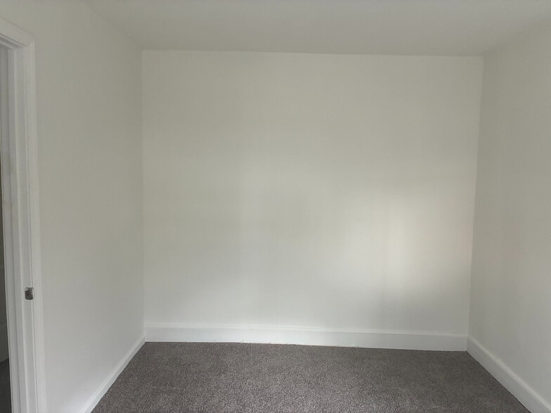 Building Photo - Room in House on Carlton Ave
