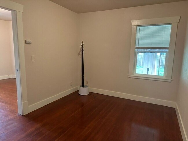 Building Photo - AVAILABLE NOW: 2 bdrm/1 bath House